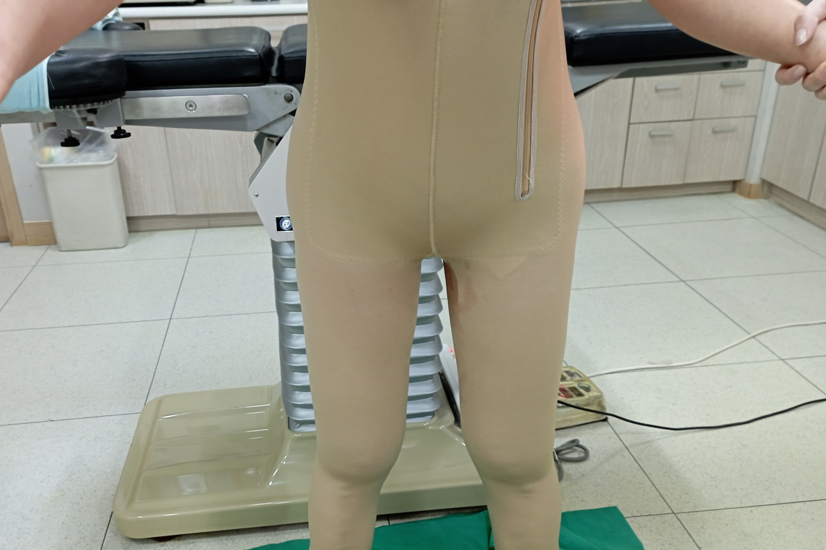 허벅지지방흡입 허벅지지방흡입압박복 허벅지지방흡입멍부기관리 허벅지지방흡입수술후관리.jpg