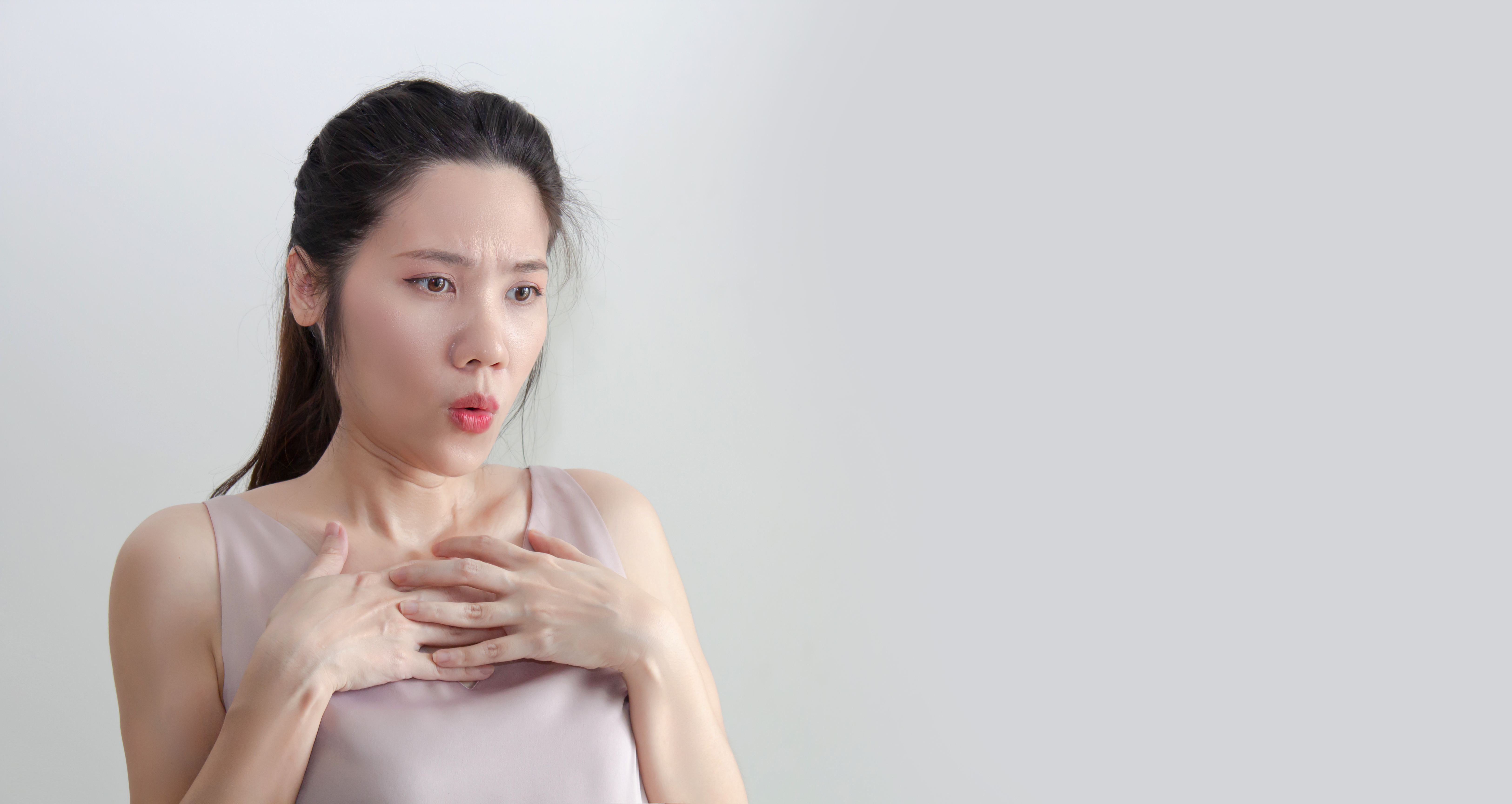 이중턱 턱밑 지방 고민 여성 턱지방흡입 비너스의원